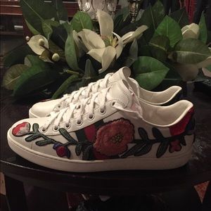 🎉SOLD🎉Gucci floral embroidered sneakers